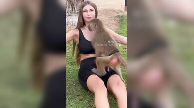 Elisa Esposito fa tirare il cazzo alla scimmietta