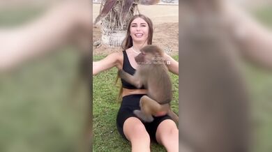 Elisa Esposito fa tirare il cazzo alla scimmietta