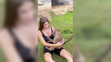 Elisa Esposito fa tirare il cazzo alla scimmietta