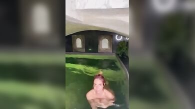 Ragazza rossa italiana tettona alla Spa