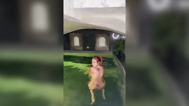 Ragazza rossa italiana tettona alla Spa