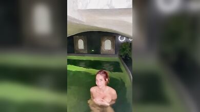 Ragazza rossa italiana tettona alla Spa