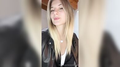 Ragazza italiana onlyfans si spoglia nuda
