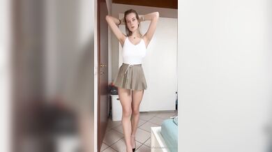 Ragazza italiana onlyfans si spoglia nuda