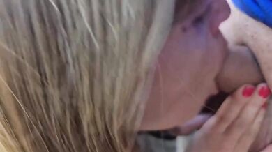 Pompino a voyeur all'aperto