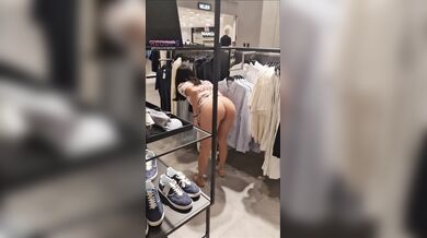 Francy esce il culo in negozio