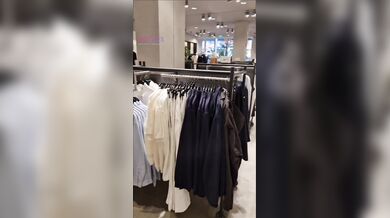 Francy esce il culo in negozio