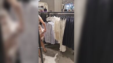 Francy esce il culo in negozio