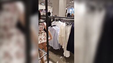 Francy esce il culo in negozio