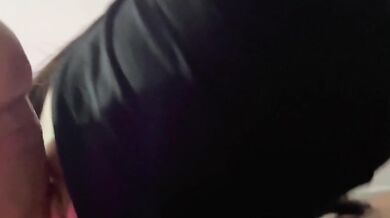 Pompino bendata schizzatona in bocca