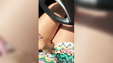 Fa caldissimo e sono bagnata mi masturbo in macchina