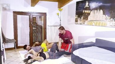 Moglie italiana trio con marito e personal trainer