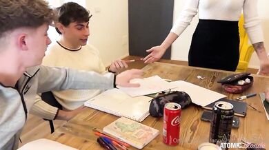 La prof spompina in classe gli studenti