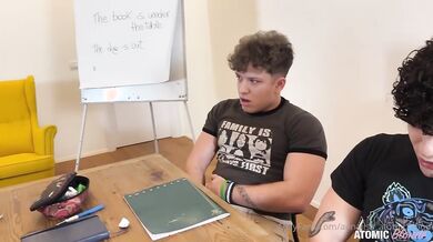 La prof spompina in classe gli studenti