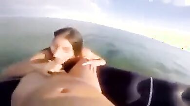 Alice succhia i cazzi al mare in vacanza