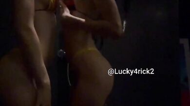 Samantha Frison con amica giochi lesbo in doccia Of