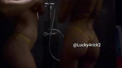 Samantha Frison con amica giochi lesbo in doccia Of