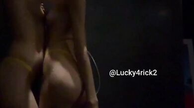 Samantha Frison con amica giochi lesbo in doccia Of