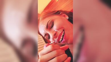 Si fa riempire la faccia di sperma