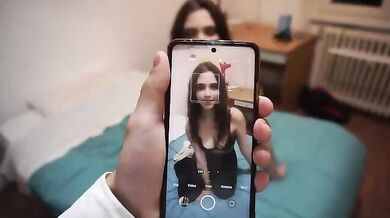 Coinquilino fa foto sexy a 18 enne che si fa scopare