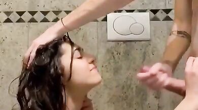 Coppia 18 enne italiana fa sesso in bagno