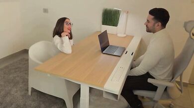 Studentessa italiana fa un pompino al suo professore