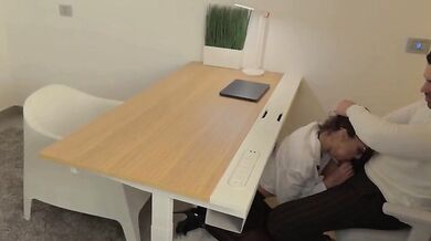 Studentessa italiana fa un pompino al suo professore