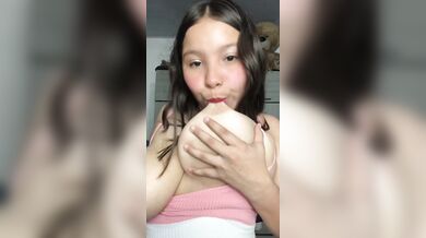 Teen 18 enne con tette enormi si succhia i capezzoli