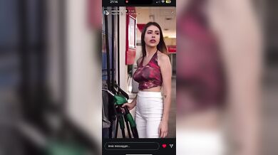 Asia Gianese gioca con la pompa di benzina