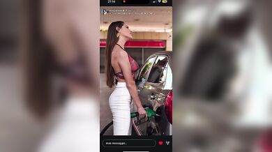 Asia Gianese gioca con la pompa di benzina