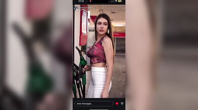 Asia Gianese gioca con la pompa di benzina