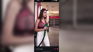 Asia Gianese gioca con la pompa di benzina