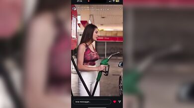 Asia Gianese gioca con la pompa di benzina