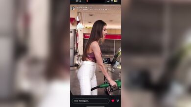Asia Gianese gioca con la pompa di benzina