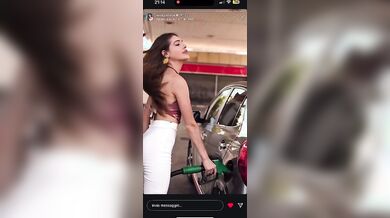 Asia Gianese gioca con la pompa di benzina