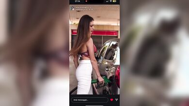 Asia Gianese gioca con la pompa di benzina