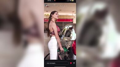 Asia Gianese gioca con la pompa di benzina