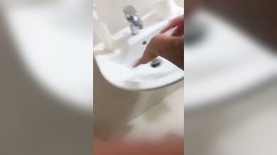 Pompino nel bagno del ristorante coppia italiana