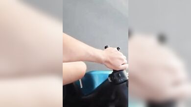 Incredibile sega della fidanzata in motorino