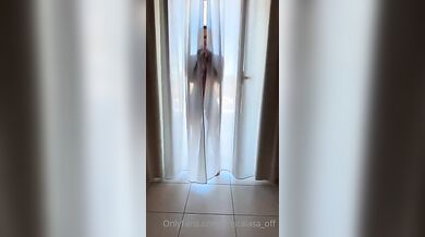 Priscilla Salerno nuda sul balcone