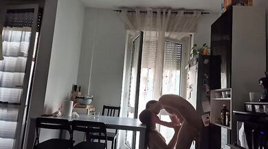 Mi scopa in cucina prima che torna mia mamma