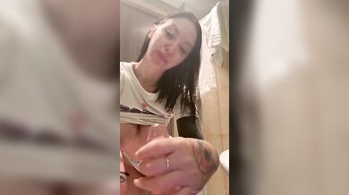 Mi piace sentirlo duro in mano e segarlo