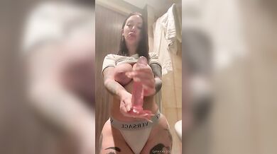 Mi piace sentirlo duro in mano e segarlo