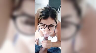 Mirella fa un pompino a nero