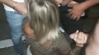 Moglie cuckold spompina cazzi all'aperto a sconosciuti