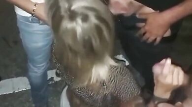 Moglie cuckold spompina cazzi all'aperto a sconosciuti