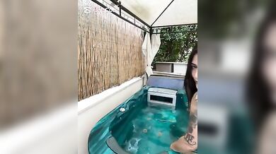 Tettona tatuata si sditalina in jacuzzi