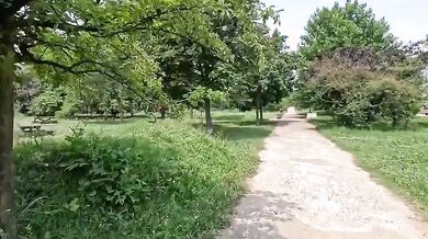 Passeggiata biondina italiana esibizionista outdoor