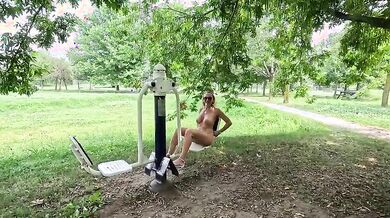 Passeggiata biondina italiana esibizionista outdoor