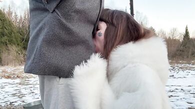 Pompino all'aperto ragazza porca tatuata